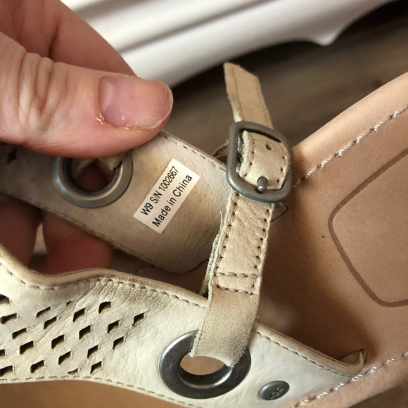 Ugg Sandals - Picture 4 of 7